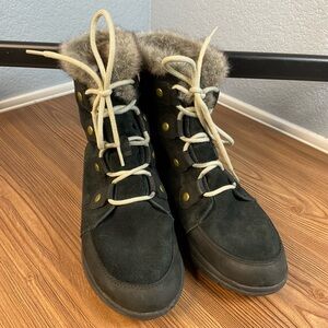 Sorel Tivoli II Black Suede Fur-Lined Women's Snow Boots size 8.5